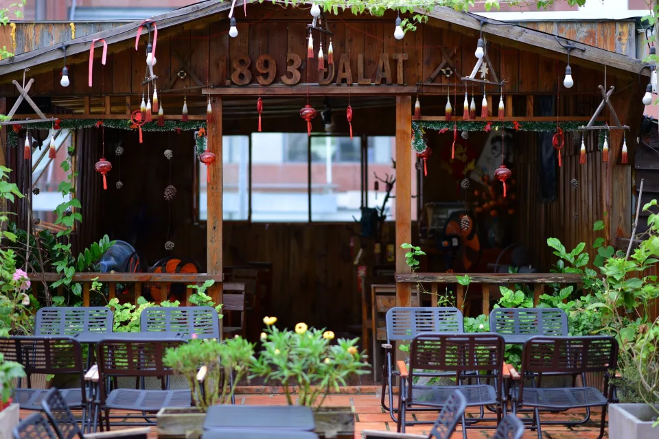 Chủ nhà và nhân viên hỗ trợ